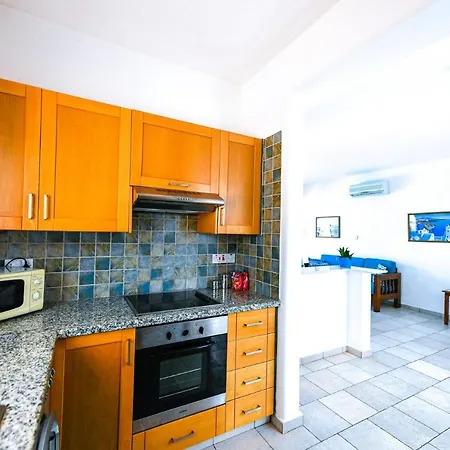 Villa In Sleeps 6 Includes Swimming Pool Air Con And Wifi 1 6 4 Peyia
