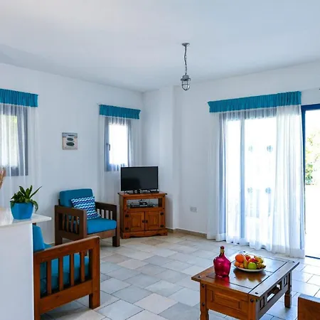 Willa In Sleeps 6 Includes Swimming Pool Air Con And Wifi 1 6 4