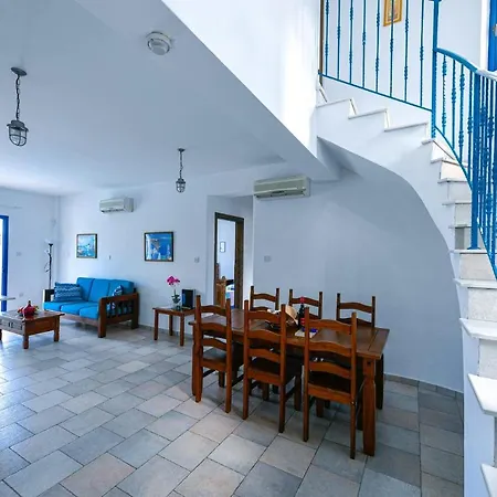 Villa In Sleeps 6 Includes Swimming Pool Air Con And Wifi 1 6 4 Peyia