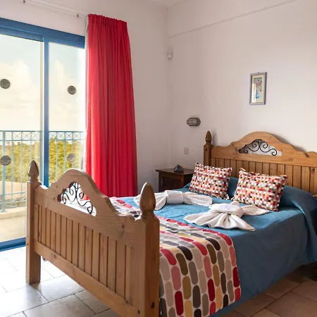 In Sleeps 6 Includes Swimming Pool Air Con And Wifi 1 6 4 Peyia
