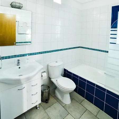 In Sleeps 6 Includes Swimming Pool Air Con And Wifi 1 6 4