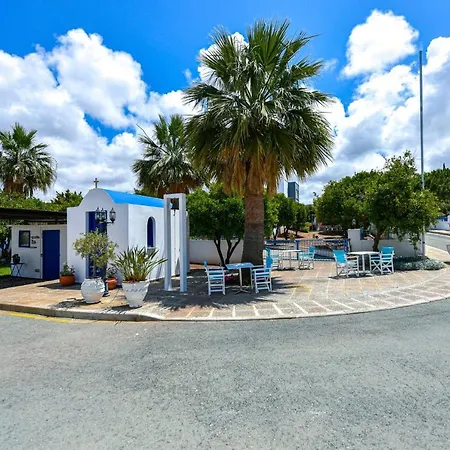 In Sleeps 6 Includes Swimming Pool Air Con And Wifi 1 6 4 Villa Peyia